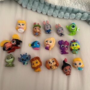 Disney Doorables 17 including glitter